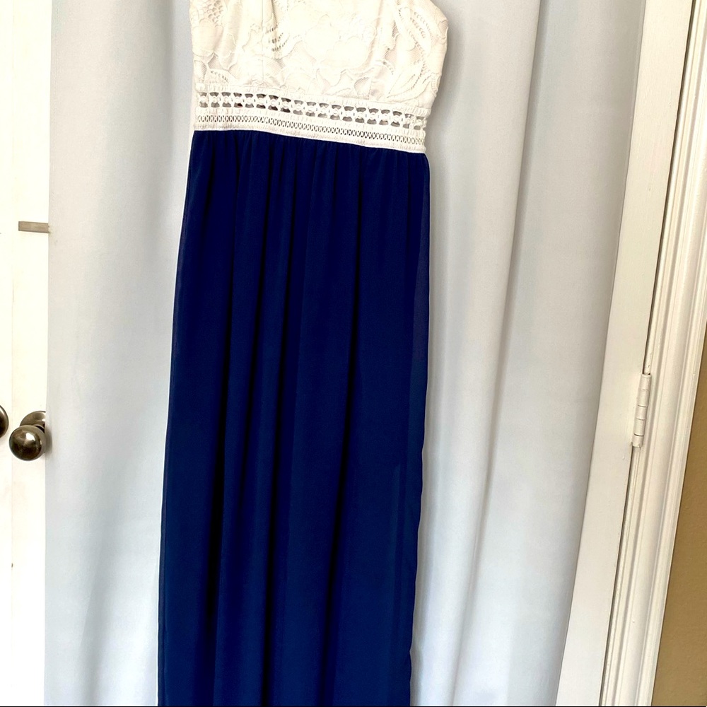 Maxi dress with lace detailing - Picture 2 of 3